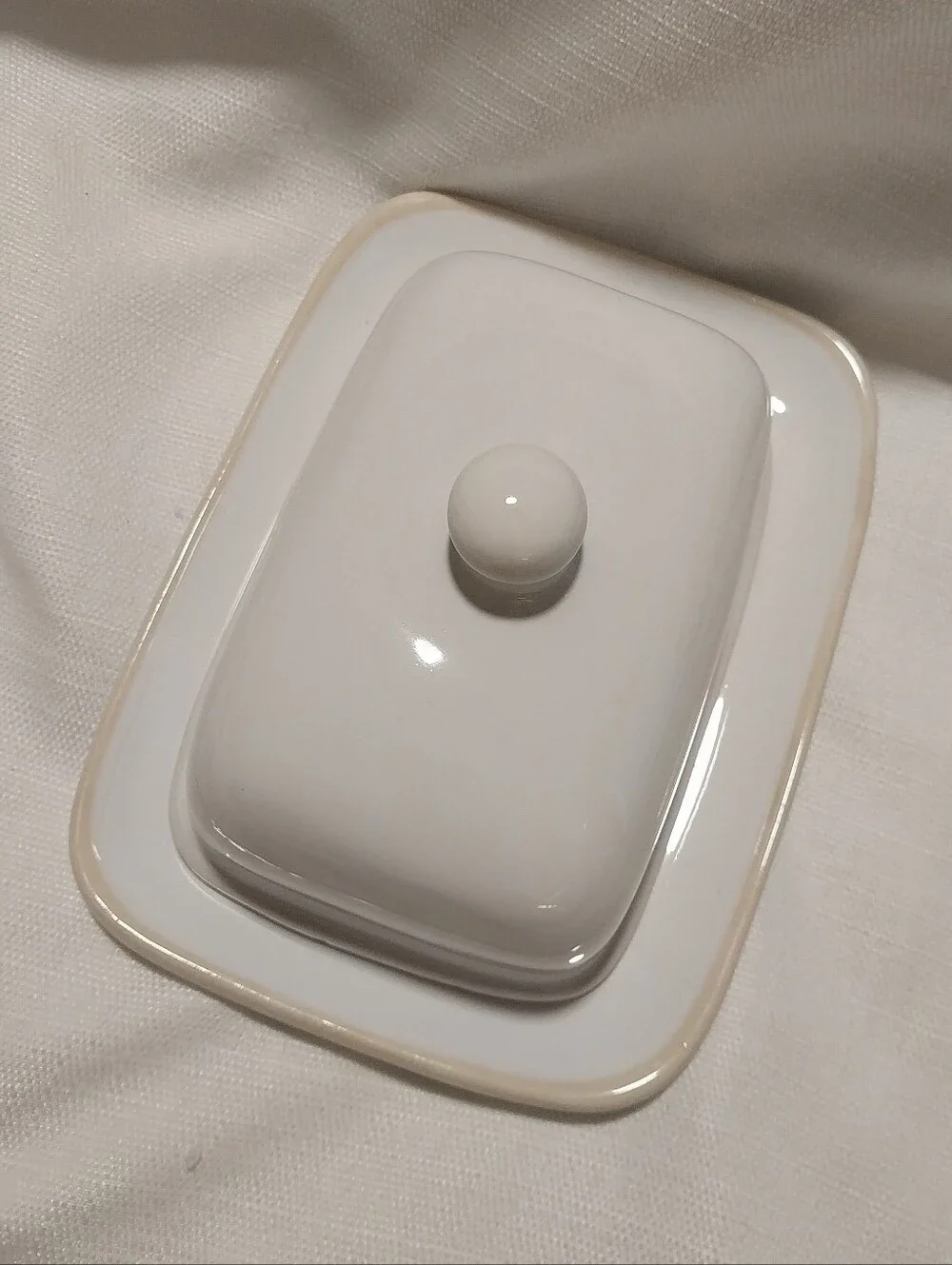 Viva by Vietri Discontinued White & Cream Ceramic Large Covered Butter Dish